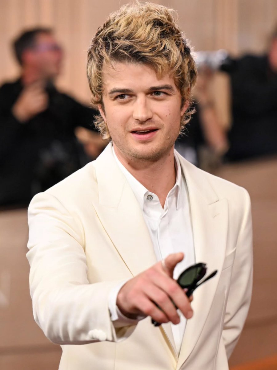 SThingsMeme's tweet photo. Happy 34th Birthday to Joe Keery 🎂 https://t.co/QFRnHaEb8J
