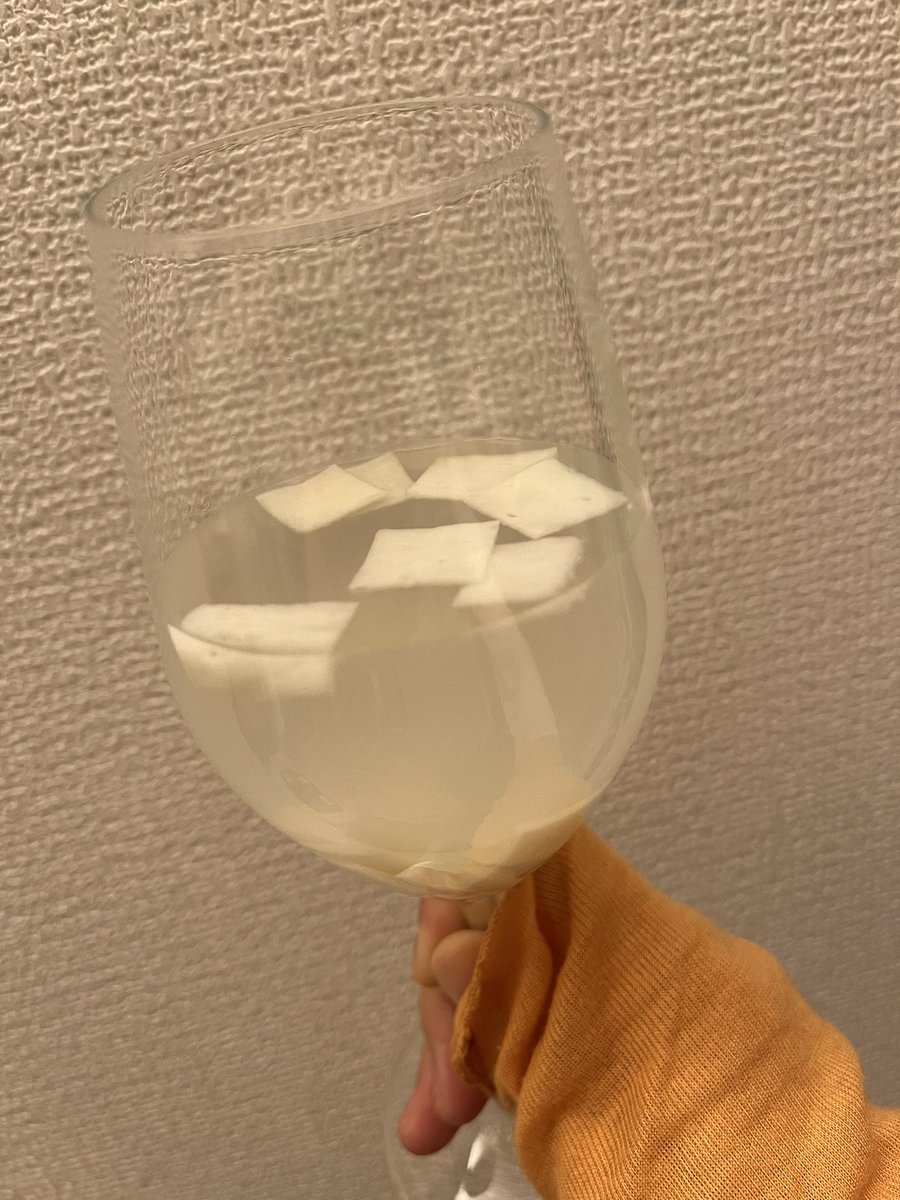 噂の皮膚ドリンク
(よっちゃんイカ✖️アクエリ)

作ってみたんだけど、間違えて白いの買っちゃってた...本当は赤が良いらしい🥲皮膚感ゼロ🥲 ピーナッツコーラの時も間違えてカシューナッツ入れたし、流行りに乗りたがる割にやらかしすぎてワロタ〜

でも美味しくなる気配は感じた！リベンジするぞ〜