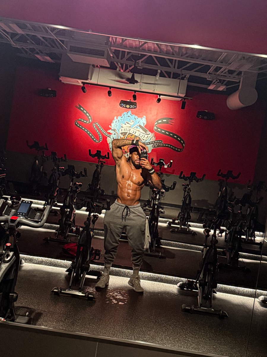 LavellJones's tweet photo. haven’t posted in 2 years. 
been working tho 😤 https://t.co/sAGS83yBzh