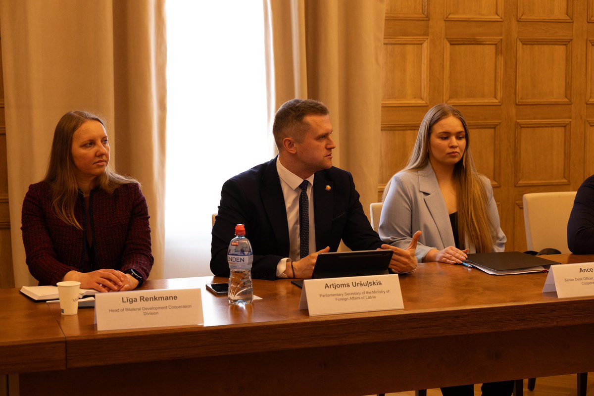 LATDEV_LV's tweet photo. 🤝@Latvian_MFA Parliamentary Sercretary @UrsulskisA meets 🇺🇦 judges and representatives of Ukraine’s National School of Judges. The group is visiting Riga to gain experience about 🇱🇻practice of victim-centered approach in cases of domestic violence
 
 #LATDEV #StandWithUkraine https://t.co/iQWUHhvLpX