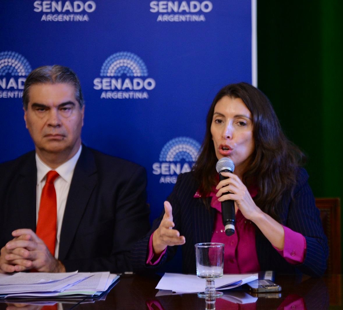 Florelop's tweet photo. Hartos de los tarifazos de Milei presentamos un Proyecto de Ley de Tarifa Diferenciada para el Norte Grande
donde vivimos con 45°, sin red de gas y con salarios bajos; pero con la luz mas cara del país. 
Es inequidad estructural. 🧵
#TarifaNorteGrande https://t.co/EgZwQc6h1z