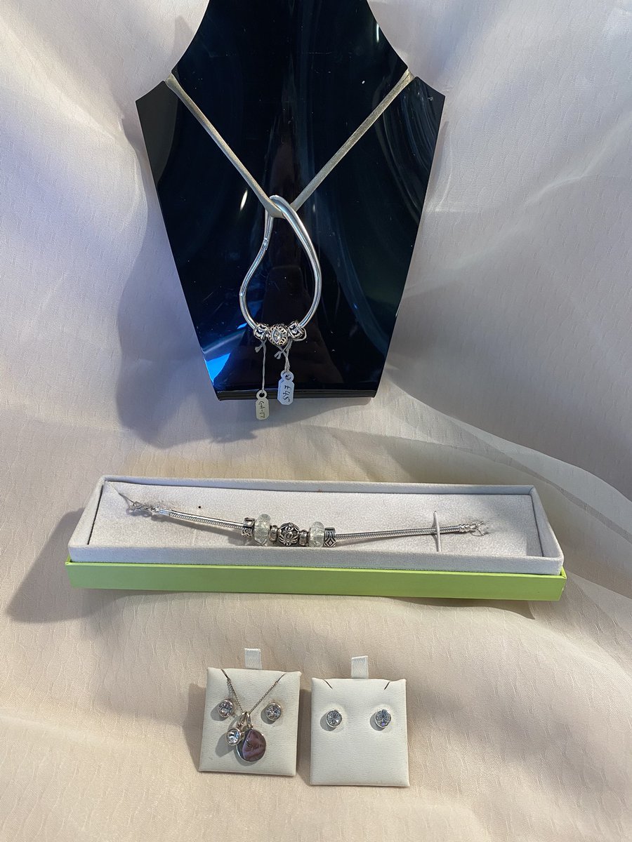 BoormansJ's tweet image. Got a birthday 🎂 in April? Then there is still time to get the perfect gift, we have some beautiful diamonds set in gold or some stunning diamond inspired stones set in silver for that special person. #April #Diamond #BoormansJewellers #Birthday #Birthstone