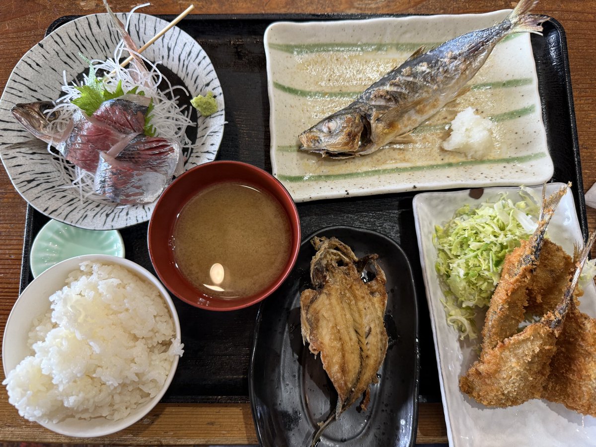 munro__'s tweet photo. 神奈川 真鶴
福浦漁港みなと食堂
アジ定食 https://t.co/Pq1JFzqfMq