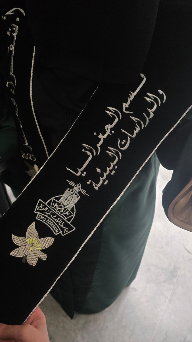moni1il's tweet photo. والحمدلله رب العالمين تم الأحتفال بتخرجي لدفعة 55 أسأل الله التوفيق والنجاح دائما🌿🤍 #جامعة_الملك_عبدالعزيز https://t.co/evyZjNA5a1
