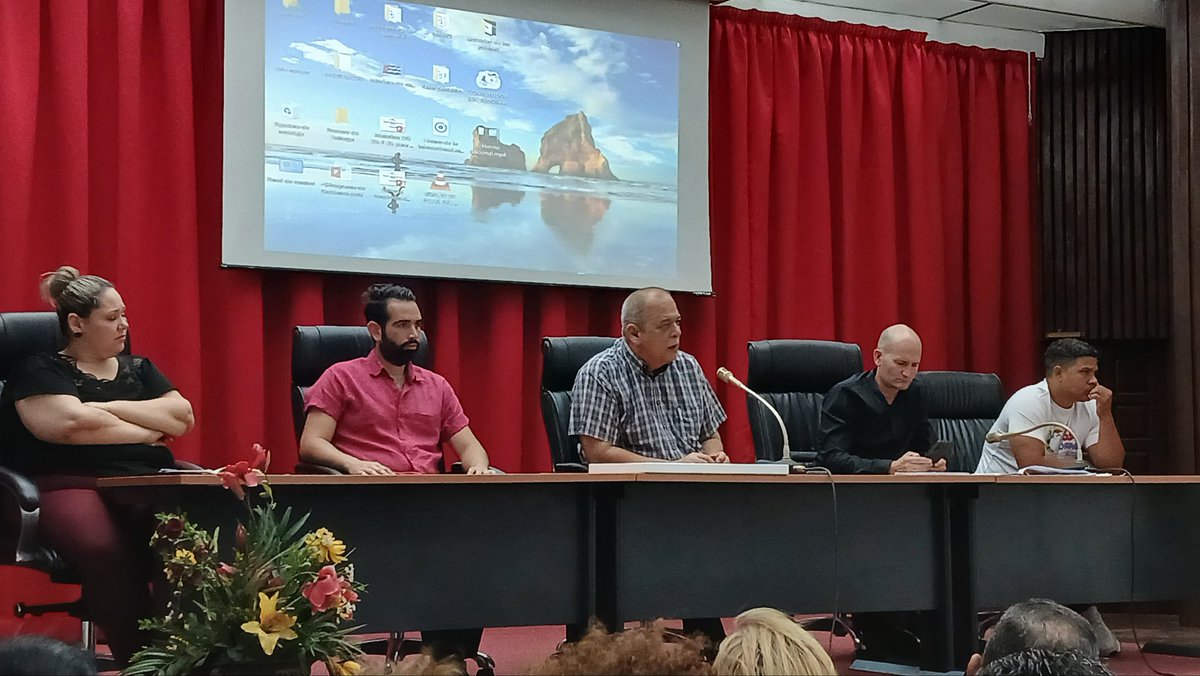 El ministro de Energía y Minas <a href="/VicentedelaO2/">Vicente de la O Levy</a>
compartió con los jóvenes de la expedición “Con Luz Propia” y con otros muchos jóvenes,  una explicación clara y didáctica sobre cómo Cuba avanza en la transformación de la matriz energética nacional.  

#JuventudCubana 
#ConLuzPropia