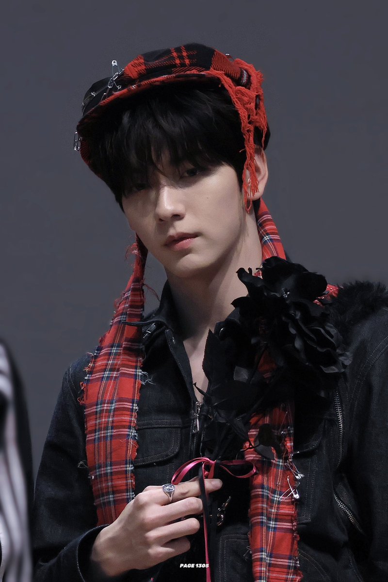 PAGE_1305's tweet photo. 260424 🖤🌹🖤 

#수빈 #연준 #SOOBIN #YEONJUN https://t.co/COyqI2YOIe