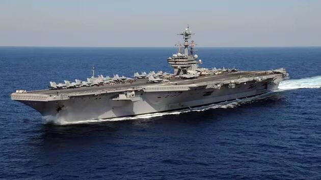 persian161's tweet photo. ناو هواپیمابر USS George H. W. Bush (CVN-77)، آخرین ناو هواپیمابر هسته‌ای کلاس نیمیتز است که سال ۲۰۰۹ وارد خدمت شد. هوم‌پورت آن نورفولک، ویرجینیا است. این ناو به نام جورج اچ. دبلیو. بوش (بوش پدر) نام‌گذاری شده که خود او خلبان نیروی دریایی ارتش آمریکا بود.
همراهان ناوگروه:
•  سه ناوشکن آرلی برک: USS Ross، USS Donald Cook و USS Mason (فرمانده دفاع هوایی و موشکی ناوگروه)
•  یک کشتی لجستیکی پشتیبانی
بال هوایی: Carrier Air Wing 7 (CVW-7)
مجموعاً حدود ۶۵ تا ۷۰ پرنده روی ناو مستقر است.
تفکیک دقیق:
✈️ جنگنده‌های تهاجمی (Strike Fighters)
۴ اسکادران F/A-18E/F Super Hornet
(VFA-83, VFA-103, VFA-105, VFA-131)
→ حدود ۴۴ تا ۴۸ فروند
⚡ جنگ الکترونیک
EA-18G Growler (VAQ-140)
→ حدود ۵ تا ۷ فروند
🛰 آواکس هوایی
E-2D Hawkeye (VAW-116)
→ حدود ۴ تا ۵ فروند
🚁 هلیکوپترها
•  MH-60R (ضد زیردریایی و سطحی)
•  MH-60S (لجستیک و پشتیبانی رزمی) → مجموعاً ۱۰ تا ۱۴ فروند
🛫 لجستیک هوایی
CMV-22B Osprey (VRM-40)
→ حدود ۲ تا ۳ فروند
هر کدام از ناوشکن‌های همراه نیز معمولاً ۱ یا ۲ فروند هلیکوپتر MH-60R/S به همراه دارند.
