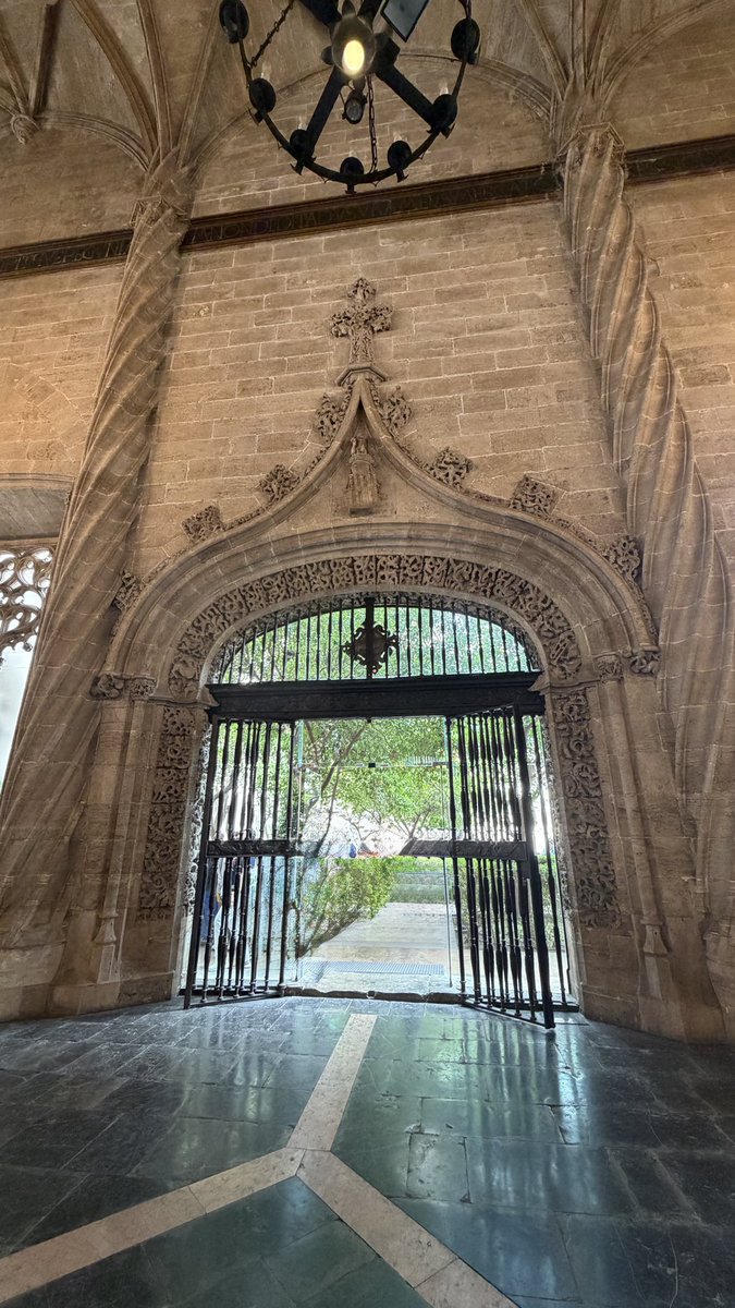 Daisytan31's tweet photo. La Lonja de la Seda de Valencia (The Silk Exchange).  Valencia, Spain https://t.co/ylWOwUh6bk