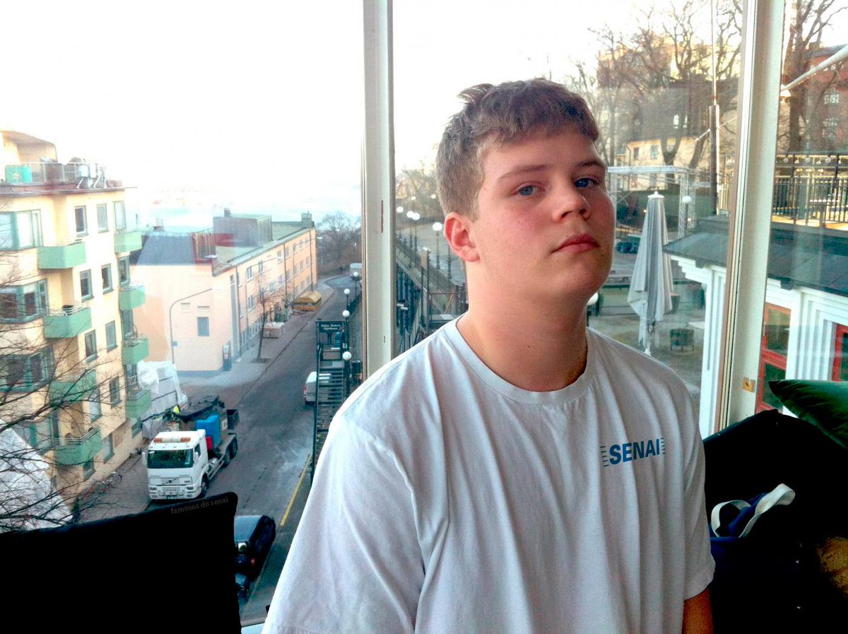 Yung Lean vestindo a camisa do SENAI