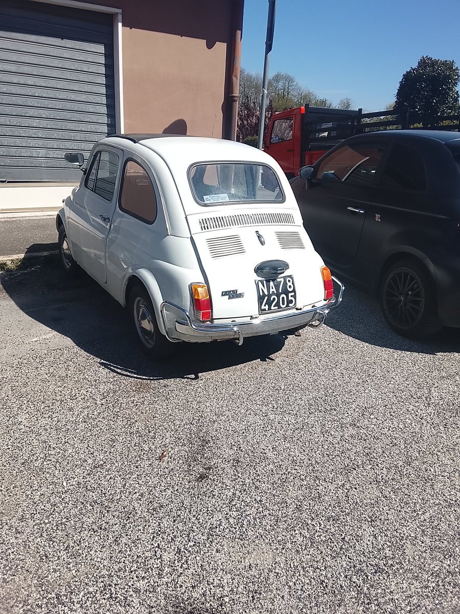 lucananni1010's tweet image. #classiccar in paese #Fiat 500L #Volkswagen Maggiolone ( kafer beetle fusca ) 🤍🧡 Small Is Better than SUV 😛