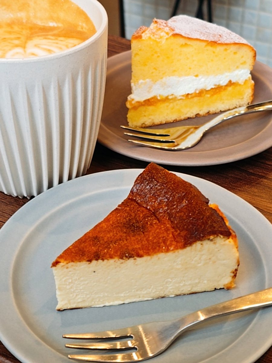 nekoryoshkaneko's tweet image. Monkey Pod coffee&amp;amp;cake@曳舟・京島

バスクチーズケーキがあまりに美味しかったので再訪。
なめらかで濃厚。
店主さんが元パティシエだったというのが納得の美味しさ。
スイーツはテイクアウトもできるけどせっかくなのでお店でコーヒーとともに。
→続

#カフェ訪問録
#ぐるぐる曳舟
#カフェ