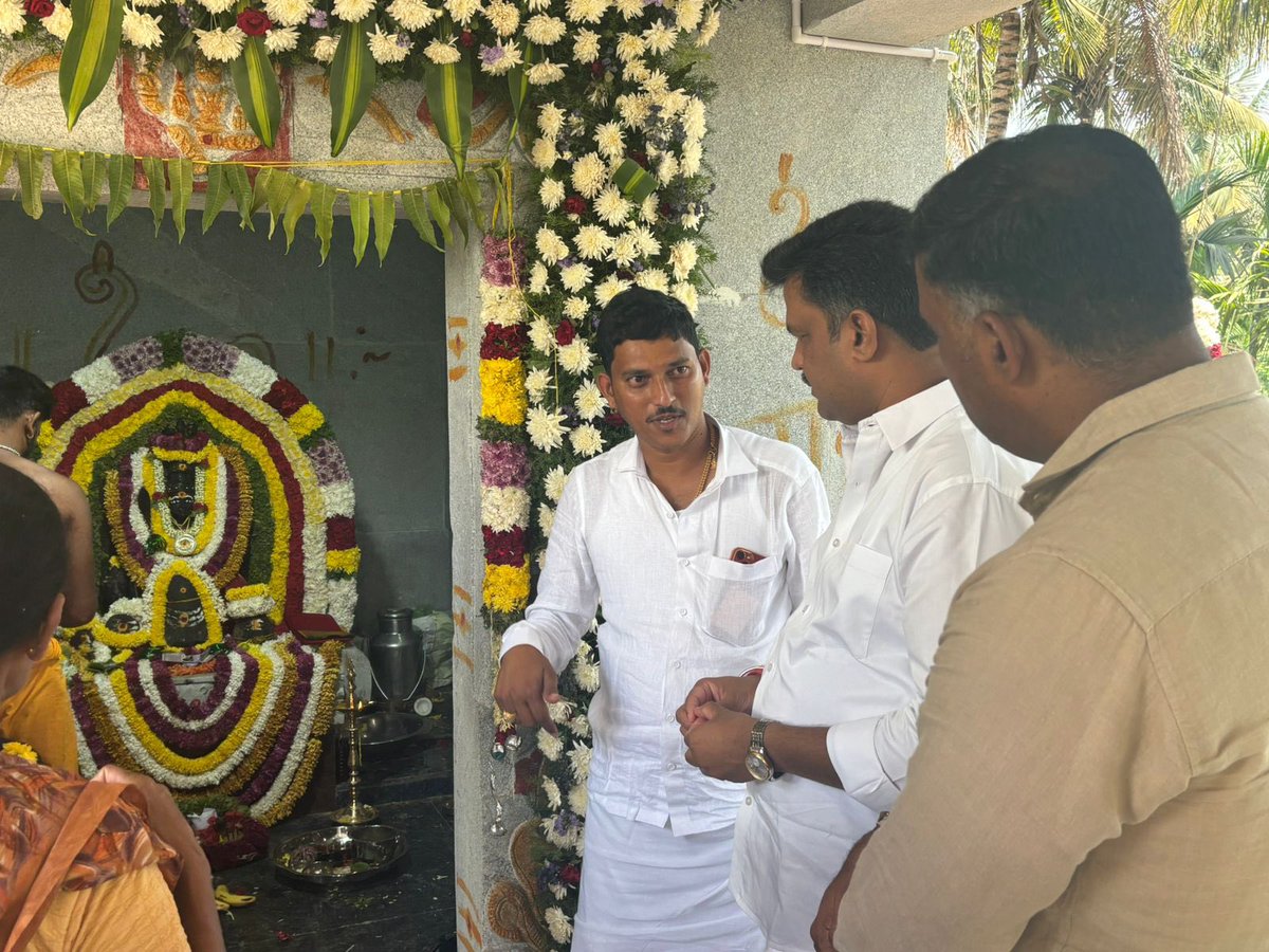 VeeraiahYogesh's tweet image. ತಿಪಟೂರು ತಾಲೂಕಿನ ನೊಣವಿನಕೆರೆ ಹೋಬಳಿಯ ಮತ್ತಿಘಟ್ಟ ಮಜರೆ ಜೂಗನಹಳ್ಳಿ ಗ್ರಾಮದಲ್ಲಿ ನಡೆದ ಶ್ರೀ ನಾಗರದಮ್ಮ ದೇವಿಯ ನೂತನ ದೇವಾಲಯದ ಪ್ರವೇಶ ಮಹೋತ್ಸವದಲ್ಲಿ ಭಾಗವಹಿಸಿ, ದೇವರ ದರ್ಶನ ಪಡೆದು, ಗ್ರಾಮಸ್ಥರ ಆತ್ಮೀಯ ಸನ್ಮಾನ ಸ್ವೀಕರಿಸಿದ ಸಂದರ್ಭ.

#Devi #Tiptur #Karnataka