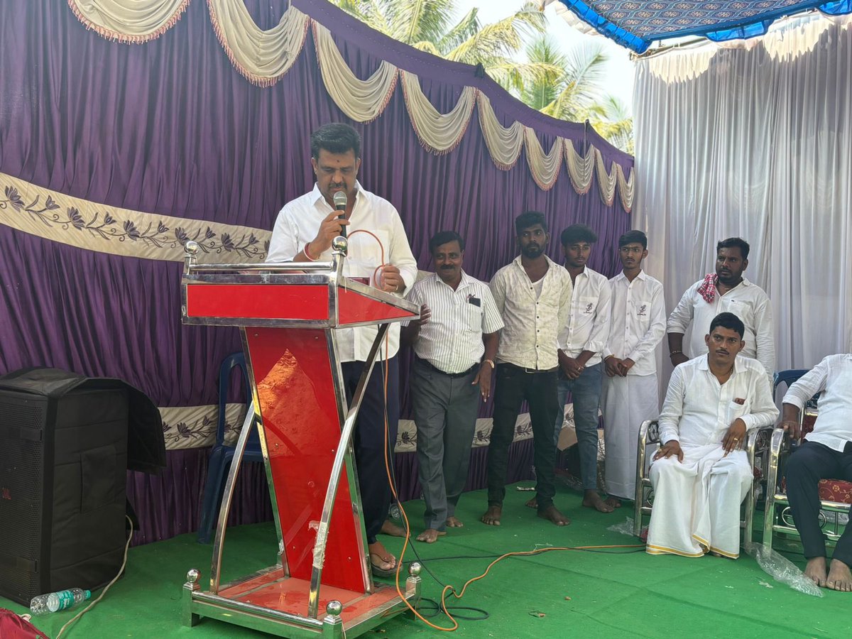 VeeraiahYogesh's tweet image. ತಿಪಟೂರು ತಾಲೂಕಿನ ನೊಣವಿನಕೆರೆ ಹೋಬಳಿಯ ಮತ್ತಿಘಟ್ಟ ಮಜರೆ ಜೂಗನಹಳ್ಳಿ ಗ್ರಾಮದಲ್ಲಿ ನಡೆದ ಶ್ರೀ ನಾಗರದಮ್ಮ ದೇವಿಯ ನೂತನ ದೇವಾಲಯದ ಪ್ರವೇಶ ಮಹೋತ್ಸವದಲ್ಲಿ ಭಾಗವಹಿಸಿ, ದೇವರ ದರ್ಶನ ಪಡೆದು, ಗ್ರಾಮಸ್ಥರ ಆತ್ಮೀಯ ಸನ್ಮಾನ ಸ್ವೀಕರಿಸಿದ ಸಂದರ್ಭ.

#Devi #Tiptur #Karnataka