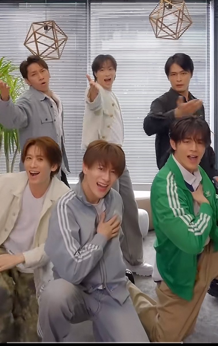 1010_ri's tweet image. #SHOW_WA の公式TikTokに
#モナキ さんの「ほんまやで☆なんでやねん☆しらんけど」の私服バージョンが🤤
皆んな楽しそうだし、
倍速を0.5倍速にするとめっちゃ可愛い😍🤣

つっつん🧡かわいい👦🏻🤤🥳🤸

#Ruby
#SHOW輪