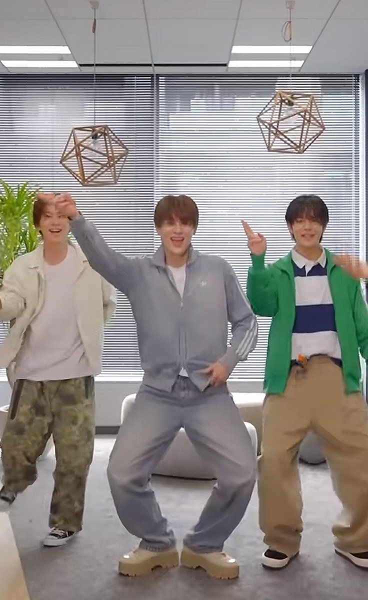 1010_ri's tweet image. #SHOW_WA の公式TikTokに
#モナキ さんの「ほんまやで☆なんでやねん☆しらんけど」の私服バージョンが🤤
皆んな楽しそうだし、
倍速を0.5倍速にするとめっちゃ可愛い😍🤣

つっつん🧡かわいい👦🏻🤤🥳🤸

#Ruby
#SHOW輪