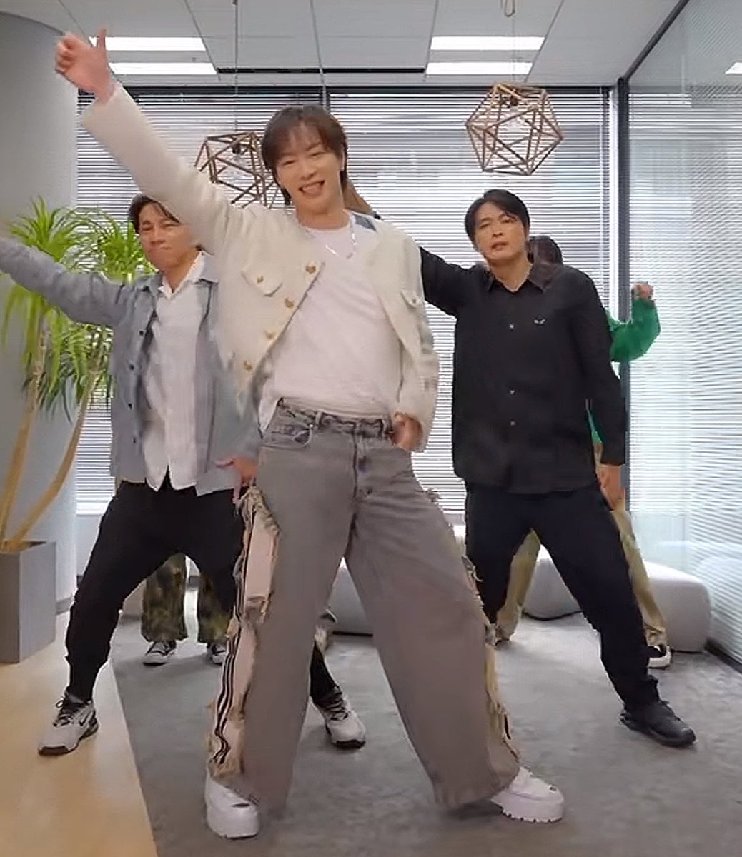 1010_ri's tweet image. #SHOW_WA の公式TikTokに
#モナキ さんの「ほんまやで☆なんでやねん☆しらんけど」の私服バージョンが🤤
皆んな楽しそうだし、
倍速を0.5倍速にするとめっちゃ可愛い😍🤣

つっつん🧡かわいい👦🏻🤤🥳🤸

#Ruby
#SHOW輪