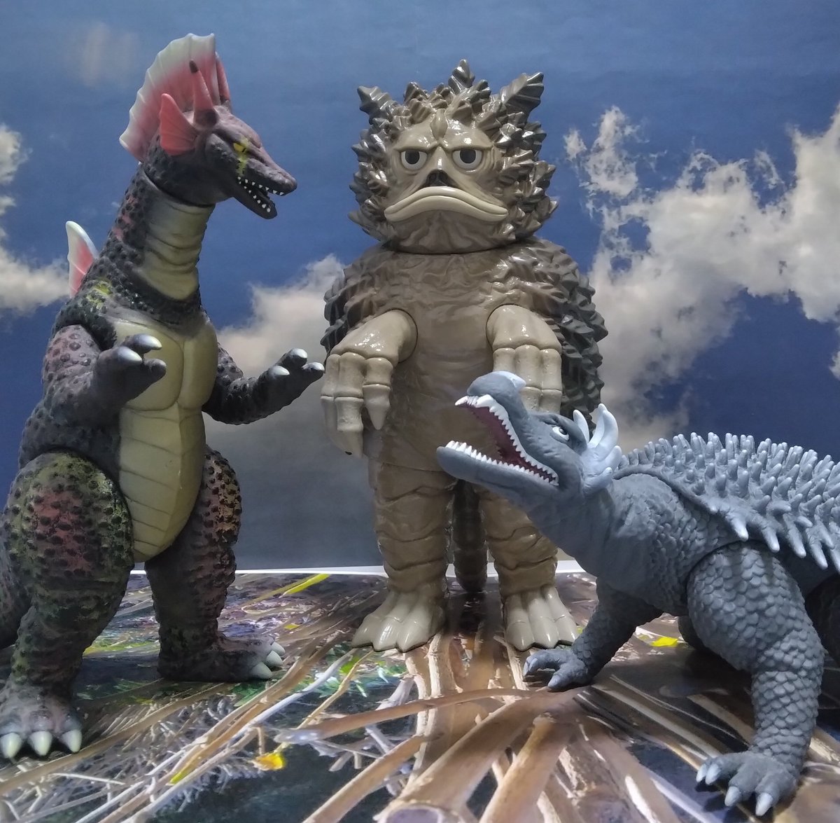 本日は『ゴジラの逆襲』の放映日🎞まずはアンギラス✨逆襲繋がりとしてチタノザウルスも招待🥰あと1匹誰か……ｱ、ガラモン⁉️3匹で撮影してみました📸（ただこのガラモンはガラダマの時の姿だそうで😅💦）
（怪獣郷）
（ムービーモンスターシリーズ）