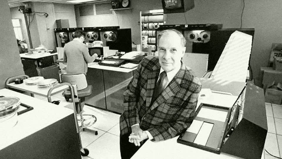 ihtesham2005's tweet image. A mathematician who shared an office with Claude Shannon at Bell Labs gave one lecture in 1986 that explains why some people win Nobel Prizes and other equally smart people spend their whole lives doing forgettable work.

His name was Richard Hamming. He won the Turing Award. He