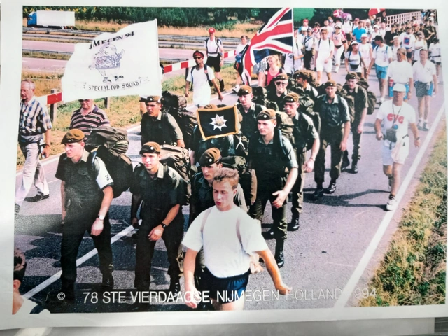 MuseumRar's tweet image. Soldiers from the 6th Battalion, Royal Anglian Regiment, Nijmegen Marches in the Netherlands in 1994.  See over 16000 other photos and items on our website: royalanglianregiment.com/museum/collect…

#Nijmegen #RoyalAnglians #MilitaryMuseum