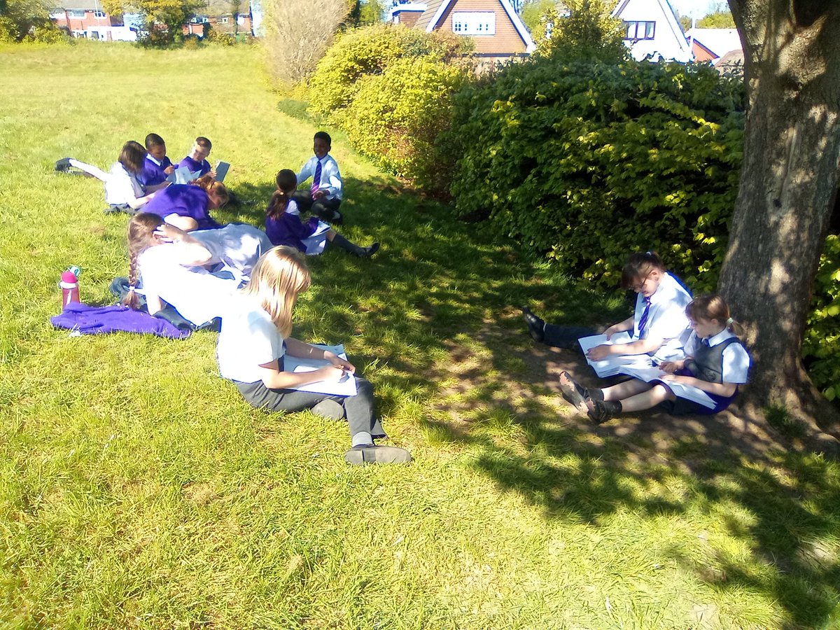 Class5Highpri's tweet photo. We took our art outside today so we could sketch our self portraits whilst enjoying the sun 🌞 #highfieldsart https://t.co/u7JBm1sTs9