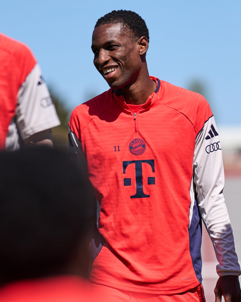 FCBayern's tweet photo. 😄👊 https://t.co/2uOce4fGGw