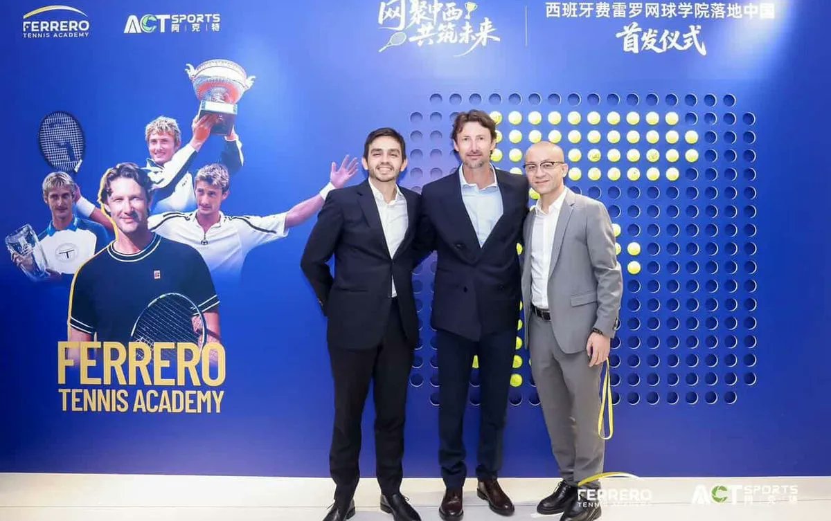lawebdeltenis's tweet image. Juan Carlos Ferrero lleva su academia a China. 🇨🇳🎾

La JC Ferrero Tennis Academy inicia en Shanghái un ambicioso proyecto con futura sede integral y expansión internacional.

🔗 lawebdeltenis.net/jc-ferrero-ten…

#Ferrero #Tenis #China