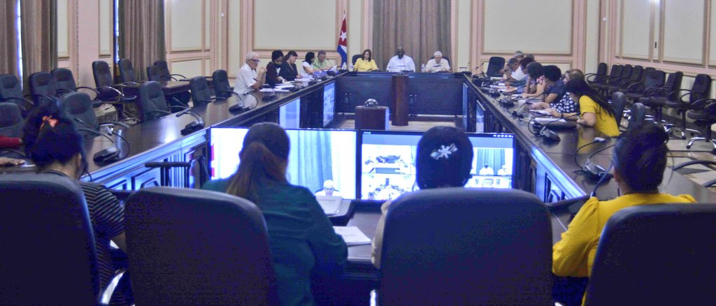 AsambleaCuba's tweet photo. Encabezó Esteban Lazo, presidente de @AsambleaCuba🇨🇺, encuentro de trabajo mensual con presidentes de Asambleas Municipales del #PoderPopular, mediante videoconferencia: 

✅️Movimiento popular-participativo #MiBarrioPorLaPatria 

✅️Plan de la Economía y Presupuesto 2026, etc. https://t.co/GkIuyp5RRF