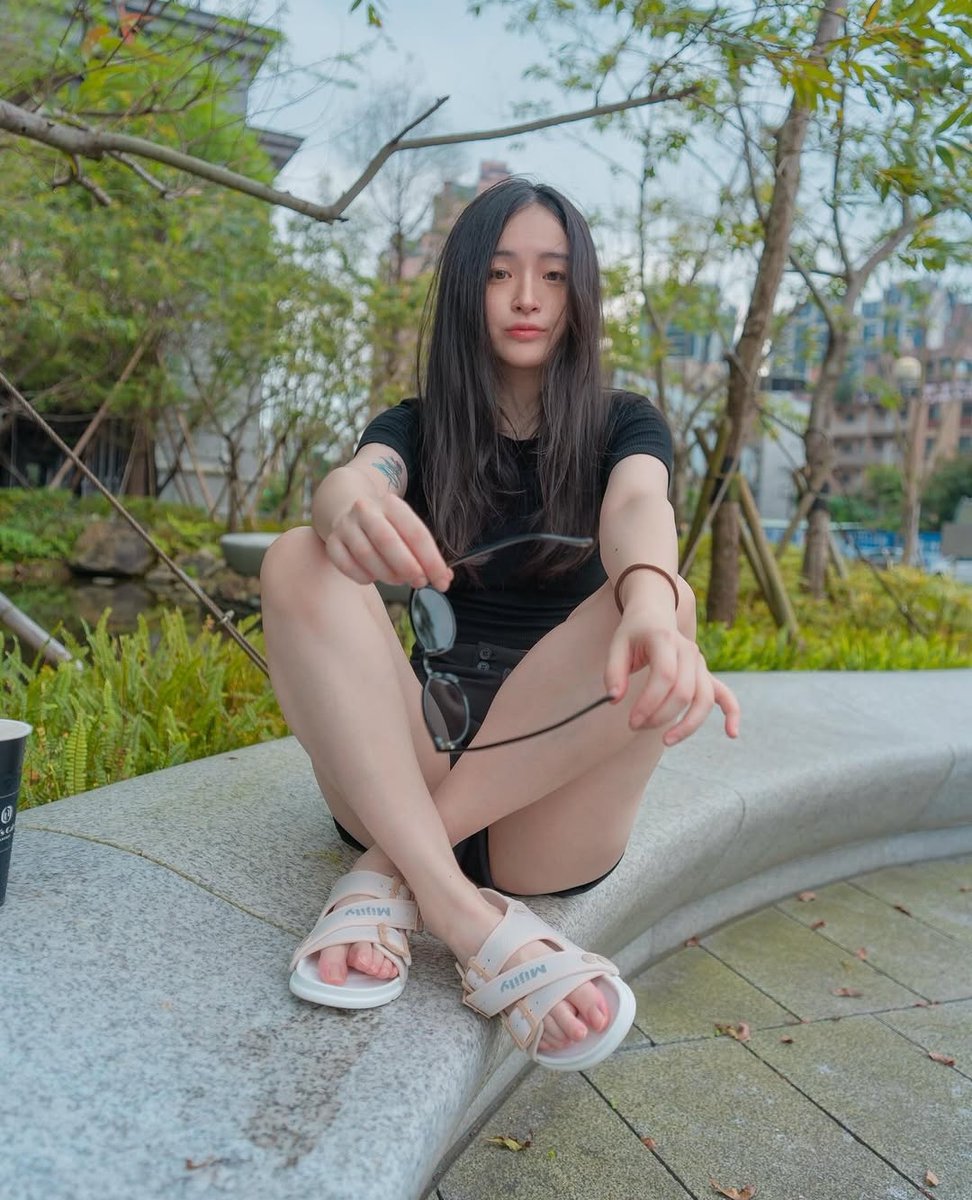 Bobson_912's tweet photo. 穿拖鞋小姐姐的美腳 https://t.co/hnt8w1yJd6