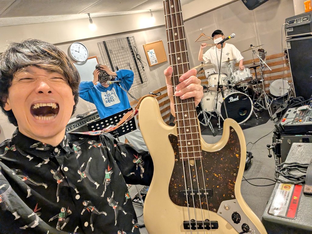 cetomohiro's tweet photo. リハーサル！

全力で磨きました！

来週はコチラのメンバーと、千葉では初の3マンライブ！

心を震わせる時間にします。

4/29(水祝)
Route Fourteen(市川市)
開場／17:30
出演／18:50
前売／￥3,000(+1drink)

ホールワンマンのチケット他グッズも販売！

お越し下さい！
https://t.co/vAE9wlT6Iq https://t.co/T031yEwggM