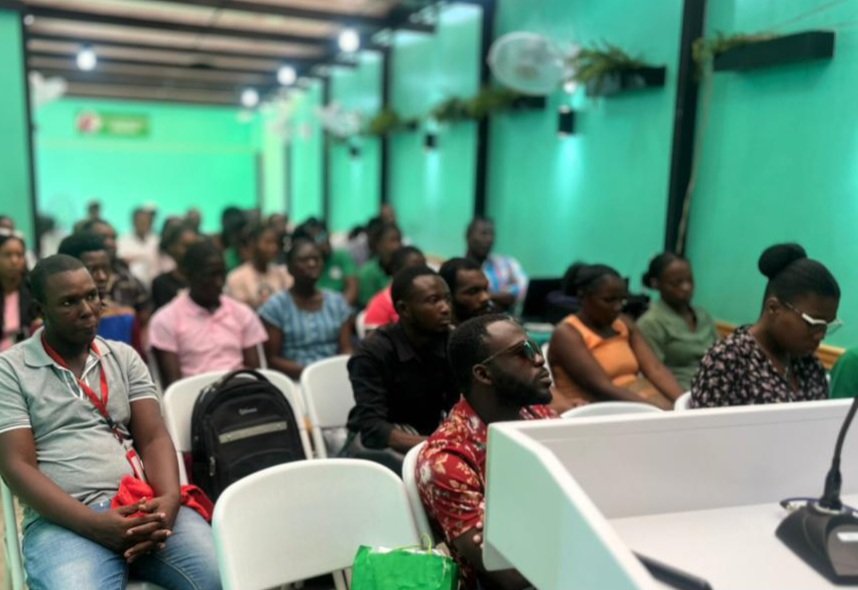 EtidyanEde's tweet image. Sou enstriksyon Direktwa Pati politik EDE [@edehaiti2021], Mouvman Etidyan EDE lanse yon seri sesyon fòmasyon pou entegrasyon nouvo manm li yo.
Plizyè manm mouvman an deja resevwa fòmasyon, nan yon demach ki vize ranfòse konpreyansyon yo sou vizyon, misyon ak ideyoloji pati a.