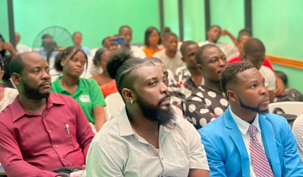 EtidyanEde's tweet image. Sou enstriksyon Direktwa Pati politik EDE [@edehaiti2021], Mouvman Etidyan EDE lanse yon seri sesyon fòmasyon pou entegrasyon nouvo manm li yo.
Plizyè manm mouvman an deja resevwa fòmasyon, nan yon demach ki vize ranfòse konpreyansyon yo sou vizyon, misyon ak ideyoloji pati a.