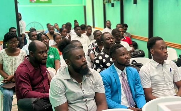 EtidyanEde's tweet image. Sou enstriksyon Direktwa Pati politik EDE [@edehaiti2021], Mouvman Etidyan EDE lanse yon seri sesyon fòmasyon pou entegrasyon nouvo manm li yo.
Plizyè manm mouvman an deja resevwa fòmasyon, nan yon demach ki vize ranfòse konpreyansyon yo sou vizyon, misyon ak ideyoloji pati a.