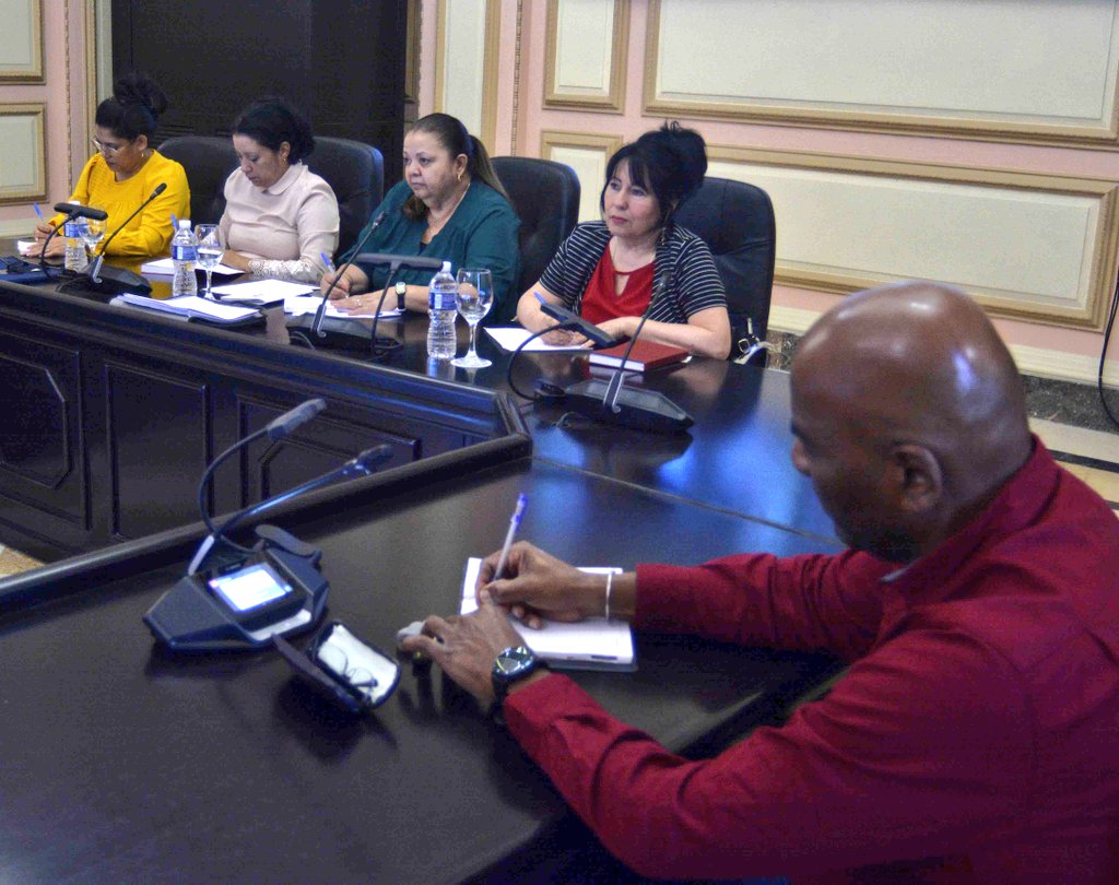 Encabezó Esteban Lazo, presidente de <a href="/AsambleaCuba/">Asamblea Nacional Cuba</a>🇨🇺, encuentro de trabajo mensual con presidentes de Asambleas Municipales del #PoderPopular, mediante videoconferencia: 

✅️Movimiento popular-participativo #MiBarrioPorLaPatria 

✅️Plan de la Economía y Presupuesto 2026, etc.