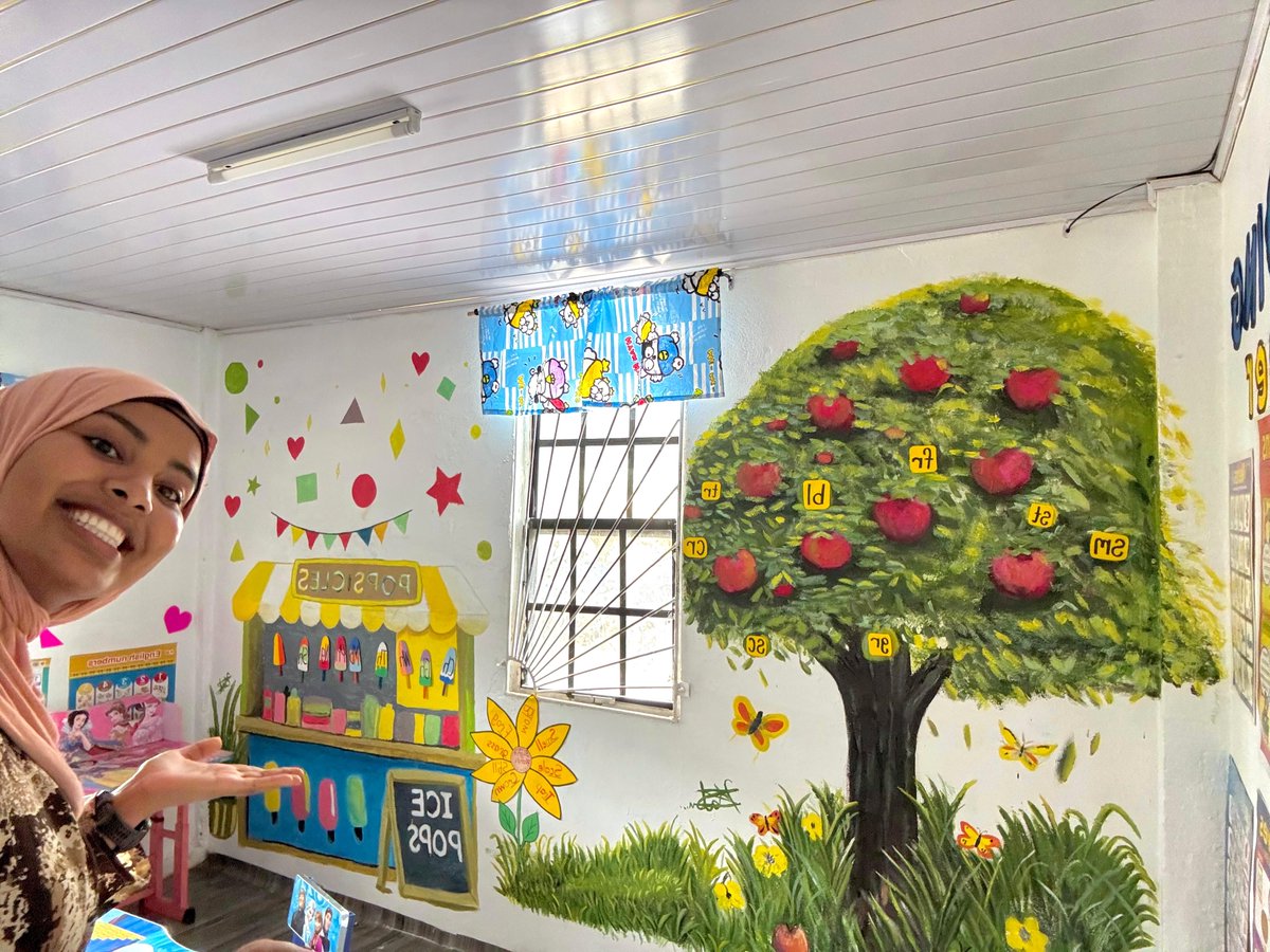 peacecorpguyana's tweet image. #PeaceCorps Volunteer Kunkaron supported a local learning cente in her #community by painting a mural to enhance the space, creating a more welcoming and stimulating environment to support improved student engagement. 🎨📚
#PeaceCorpsGuyana #Service🇬🇾 facebook.com/PeaceCorpsGuya…
