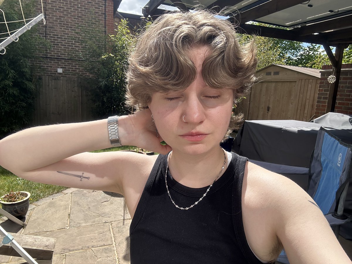 yippeelesbian's tweet image. can’t take a photo in the sun without blinding myself to death #help
