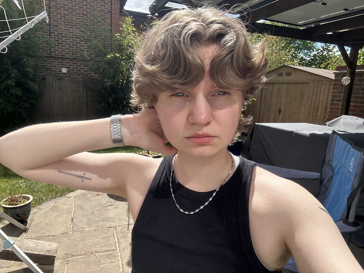 yippeelesbian's tweet image. can’t take a photo in the sun without blinding myself to death #help