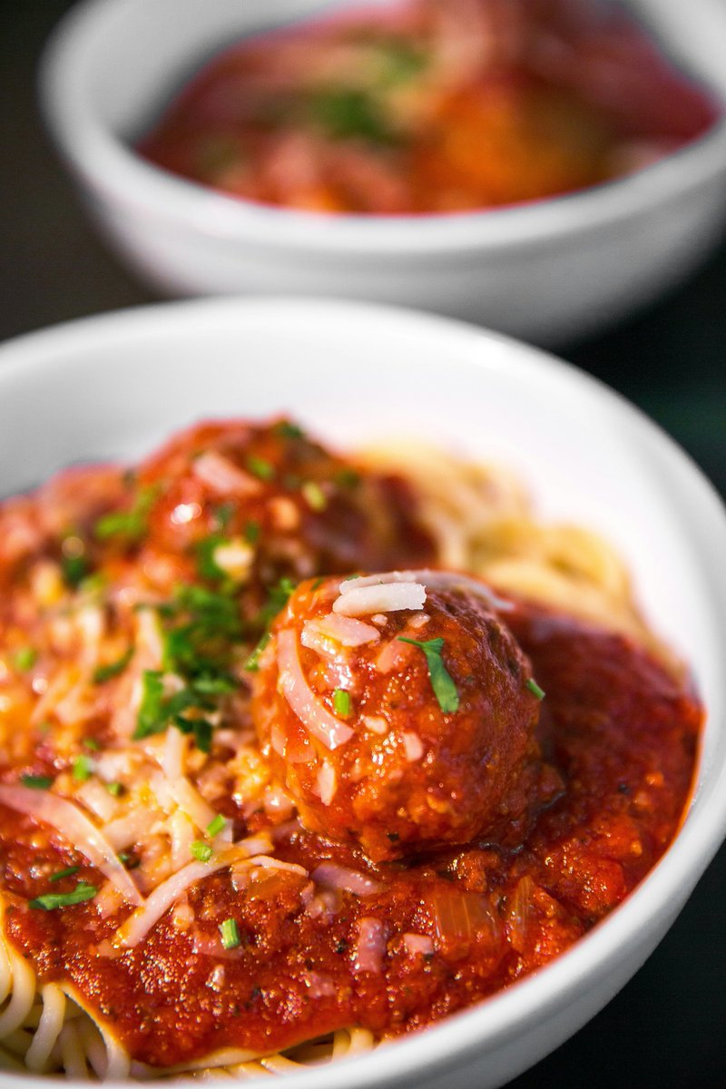 junedarville's tweet image. 🍝 𝐒𝐩𝐚𝐠𝐡𝐞𝐭𝐭𝐢 𝐀𝐧𝐝 𝐌𝐞𝐚𝐭𝐛𝐚𝐥𝐥𝐬
🍝 A classic! Who doesn't love a good old spaghetti and #meatballs for #dinner, right?
🍝 𝐑𝐞𝐜𝐢𝐩𝐞 &amp;gt;&amp;gt; junedarville.com/spaghetti-and-…