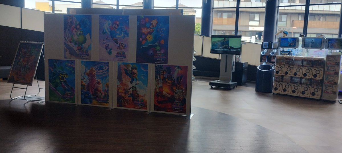 fyaroh1's tweet photo. ちょい前に蘇我で超かぐや姫観てきたんだがエントランスの中央から発券機やらチラシラックが撤去されて広く、飲食物の売り場もマクドナルド式のセルフレジ導入で広々してた。GWのコナンくん特需対策かなあ。GW終わったらベンチはもどしてくれるのだろうか? https://t.co/6cBxSJvhUS