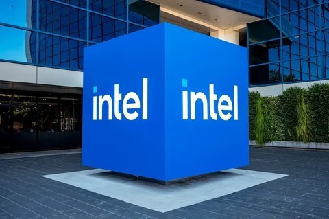 THEWOLFOFTASI's tweet photo. 🔴 سهم Intel يقفز بنسبة 30% 🚀
 بعد النتائج القوية والتي تفوقت على التوقعات.. 

كيف كانت النتائج؟
- ربحية السهم : 0.29 دولار ( التوقعات 0.10 دولار )
- الإيرادات : 13.6 مليار دولار ( التوقعات 12.4 مليار دولار ).. 

التوقعات للربع الثاني تتراوح بين 13.8 - 14.8 مليار دولار
بينما كانت توقعات وول ستريت 13.03 مليار دولار..

السهم قلص من ارتفاعاته إلى 25٪..