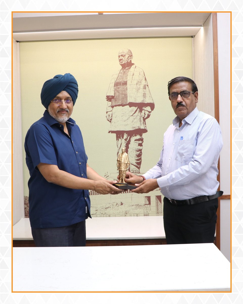 souindia's tweet photo. Air Marshal Tejinder Singh, Air Officer Commanding-in-Chief, South Western Air Command, visited the iconic Statue of Unity at Ekta Nagar, experiencing the spirit of unity and national pride.
#IAF #AirForceIndia #TejinderSingh #StatueOfUnity #EktaNagar
@IAF_MCC https://t.co/B9qvTUzXGv