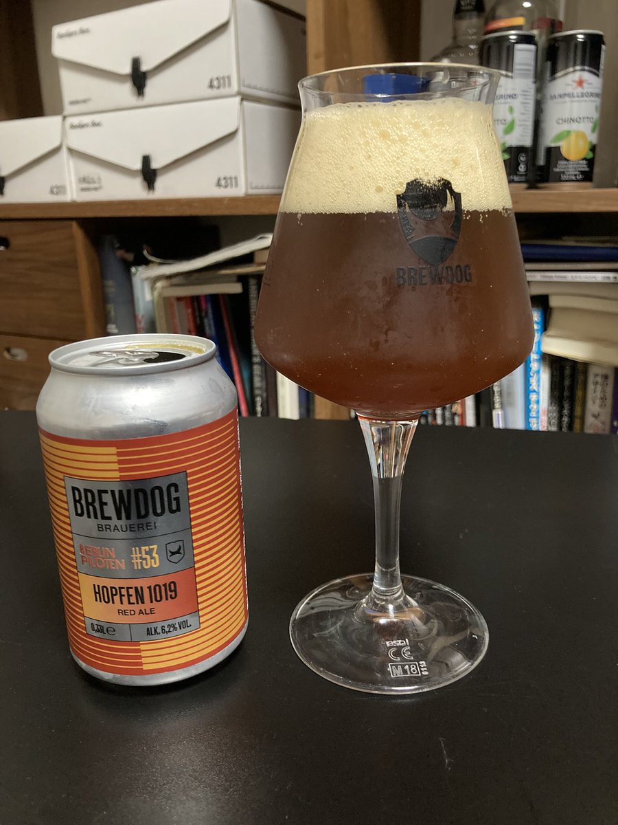 HOPFEN 1019 - BREWDOG Berlin🇩🇪
醸造施設にある小規模試験醸造設備PILOT KITのレッドエール。
前回飲んだjujutsu gnome然り、こちらもブレタノを感じる。南国系の甘いフルーツ香に酸味がいい感じで調和している。