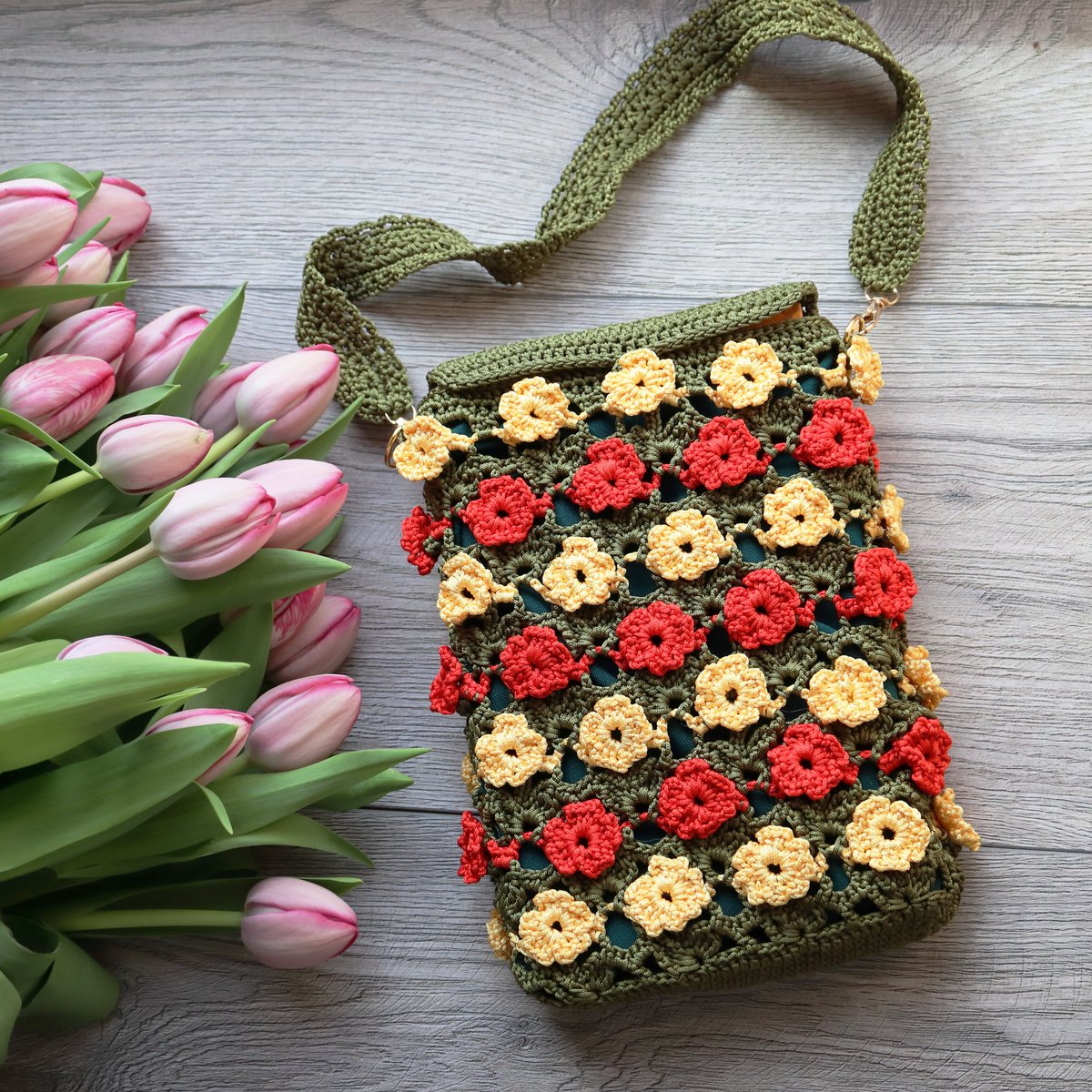 ArtMorfic's tweet image. Some projects feel like they belong to quiet afternoons. This floral crochet book sleeve pattern adds soft texture and gentle structure while keeping your books protected and cozy.

Get it at ArtMorfic.com or ArtMorfic.Etsy.com

#crochetpattern #bookish #crochetbag