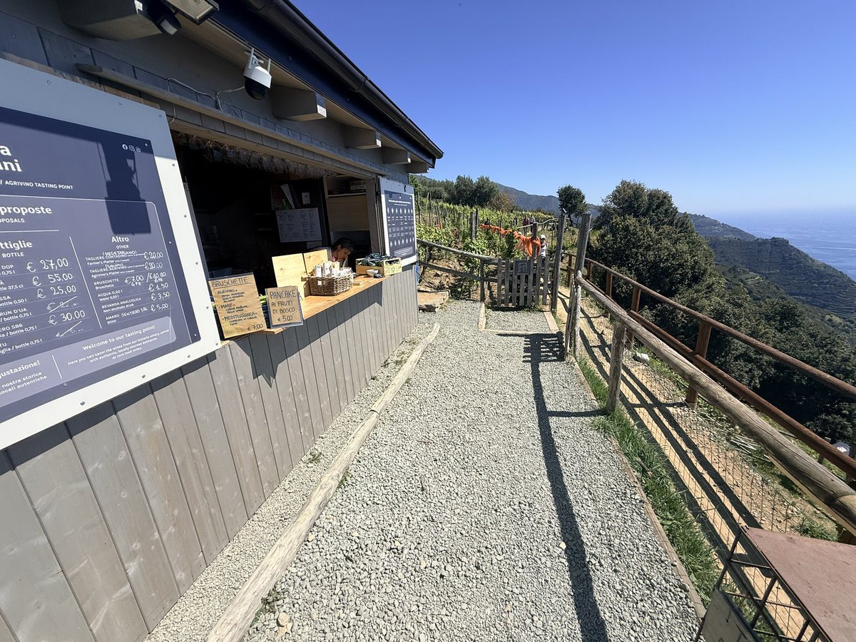 Degustare #sciacchetrà camminando in mezzo alle vigne di Sciacchetrà, in un dei posti più belli del mondo…
#postidelcuore #cinqueterre #vino #wine