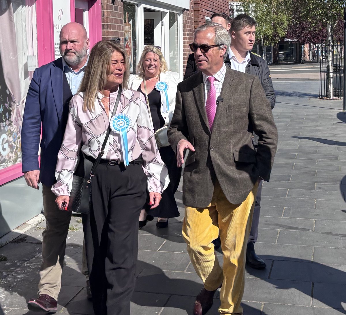 MattCJourno's tweet image. It's been a busy day out in #Clacton and #Frinton with @Nigel_Farage and @reformparty_uk  - Stories are due very soon! Also so interesting speaking to residents about the MP! #Reform #Essex #LDReporter
