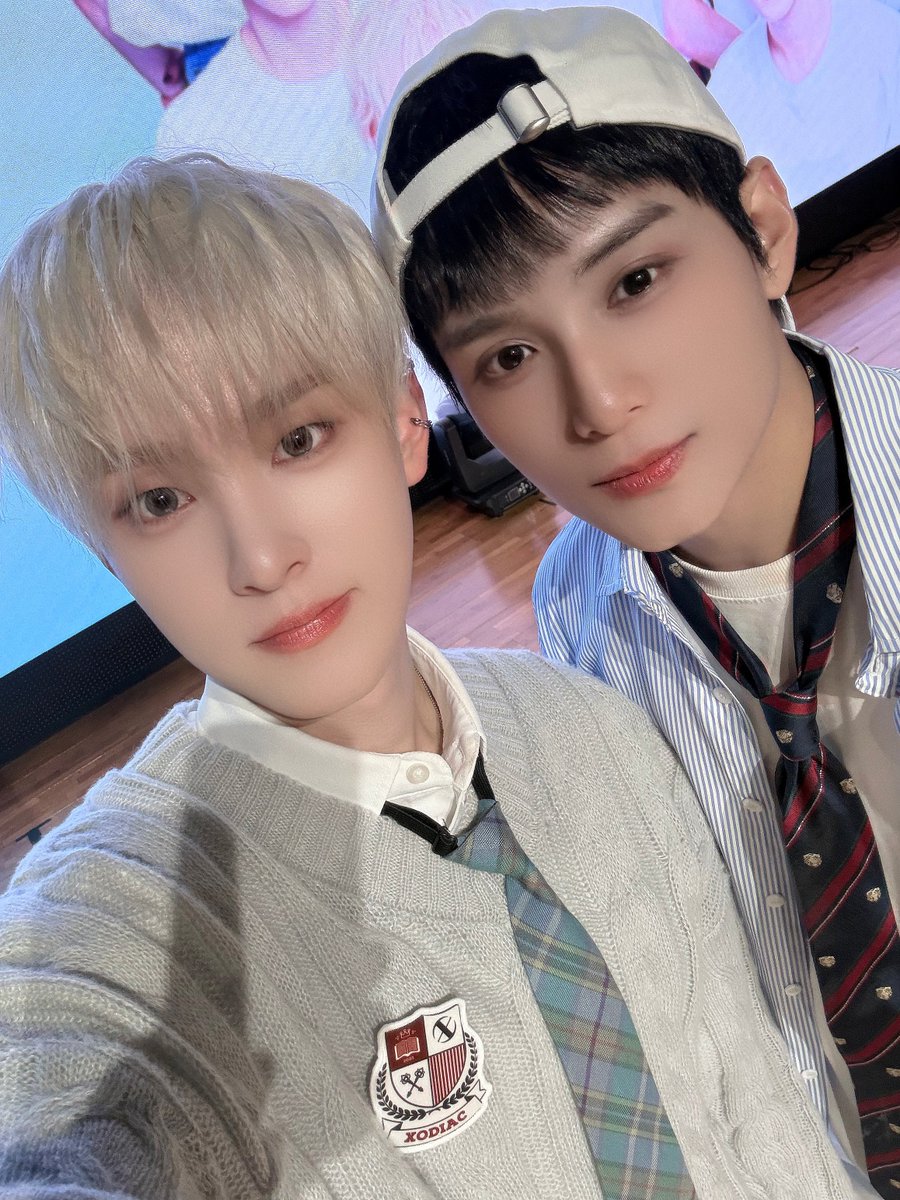 XODIAC_MEMBERS's tweet photo. [#현식] 

3주년 너무너무 축하해🎉🎉🎉🥹
쏘블리❤소디엑
오래 보쟈 우리!!!!!😬😬

#XODIAC #소디엑 #HYUNSIK #현식 https://t.co/U46mG2T34t