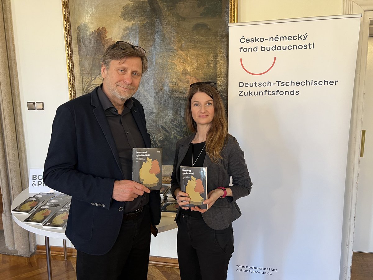 BooksPipes's tweet photo. 📸 Ohlédnutí za včerejší panelovou diskusí a prezentací knihy Nerovně sjednoceni. Proč zůstává východ Německa jiný za účasti autora Steffena Maua na Velvyslanectví SRN v Praze.

📖 Kniha vyšla díky finanční podpoře Česko-německého fondu budoucnosti.

🛒 https://t.co/Fg0wM3Fhna https://t.co/eCTylAV848