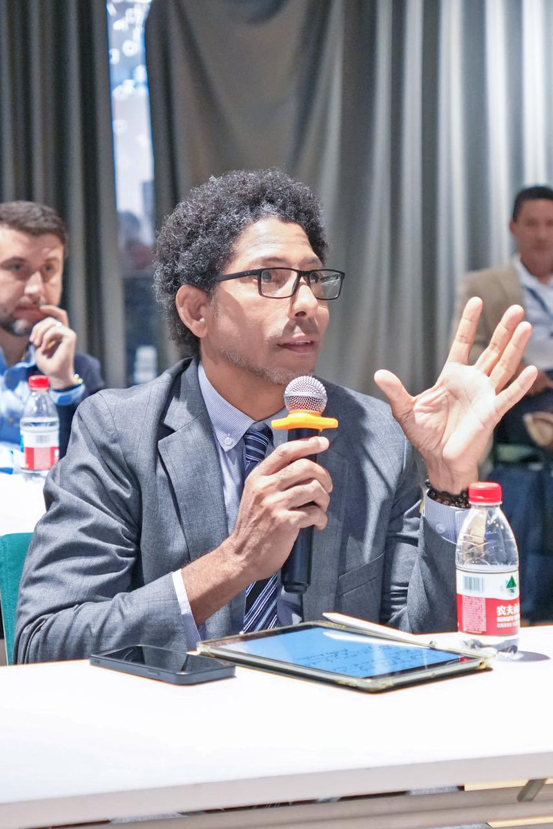 u_ikiam's tweet photo. De las plataformas digitales a la robótica inteligente 🚀

El Dr. Roldan Torres, vicerrector académico, participa en la delegación de la Comunidad de Rectores de CEDIA en una agenda académica y tecnológica en China, visitando referentes globales de innovación en Hangzhou como Alibaba Group y Unitree Robotics.

En Alibaba, se conoció la evolución de un ecosistema digital que integra comercio electrónico, pagos, logística e inteligencia artificial, destacando su modelo “New Retail”. En Unitree Robotics, las demostraciones evidenciaron robots con alta precisión y adaptabilidad, incluyendo desarrollos capaces de interactuar como mascotas, abriendo nuevas posibilidades en el acompañamiento y la vida cotidiana.

La agenda incluyó además un encuentro con la Universidad Renmin de China, donde se definieron líneas de cooperación en investigación, movilidad académica, innovación y sostenibilidad.

Esta experiencia fortalece el compromiso de la academia ecuatoriana con la transformación digital y su proyección en redes globales de conocimiento. 🌐