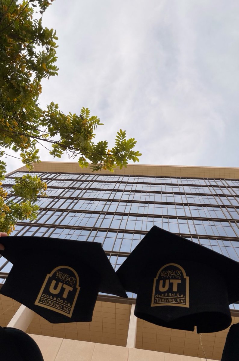 D2N1Al's tweet photo. 🎓🎓🤍 https://t.co/GZkMGLmm4D