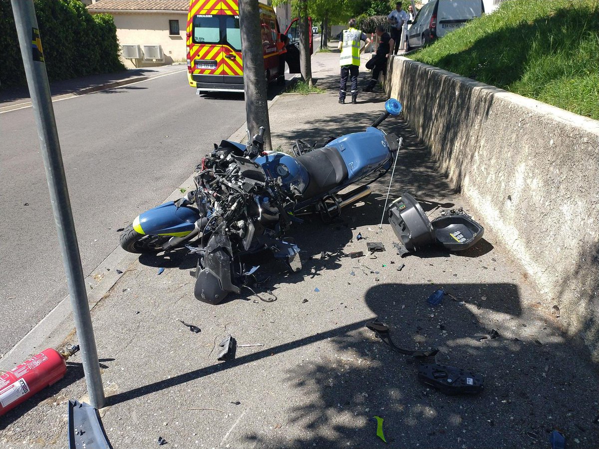 🔴 Total #Soutien à nos deux camarades de la brigade motorisée de Manosque dans les #AlpesdeHauteProvence blessés suite à un refus d'obtempérer ce matin.
L'individu auteur des faits a été interpellé.