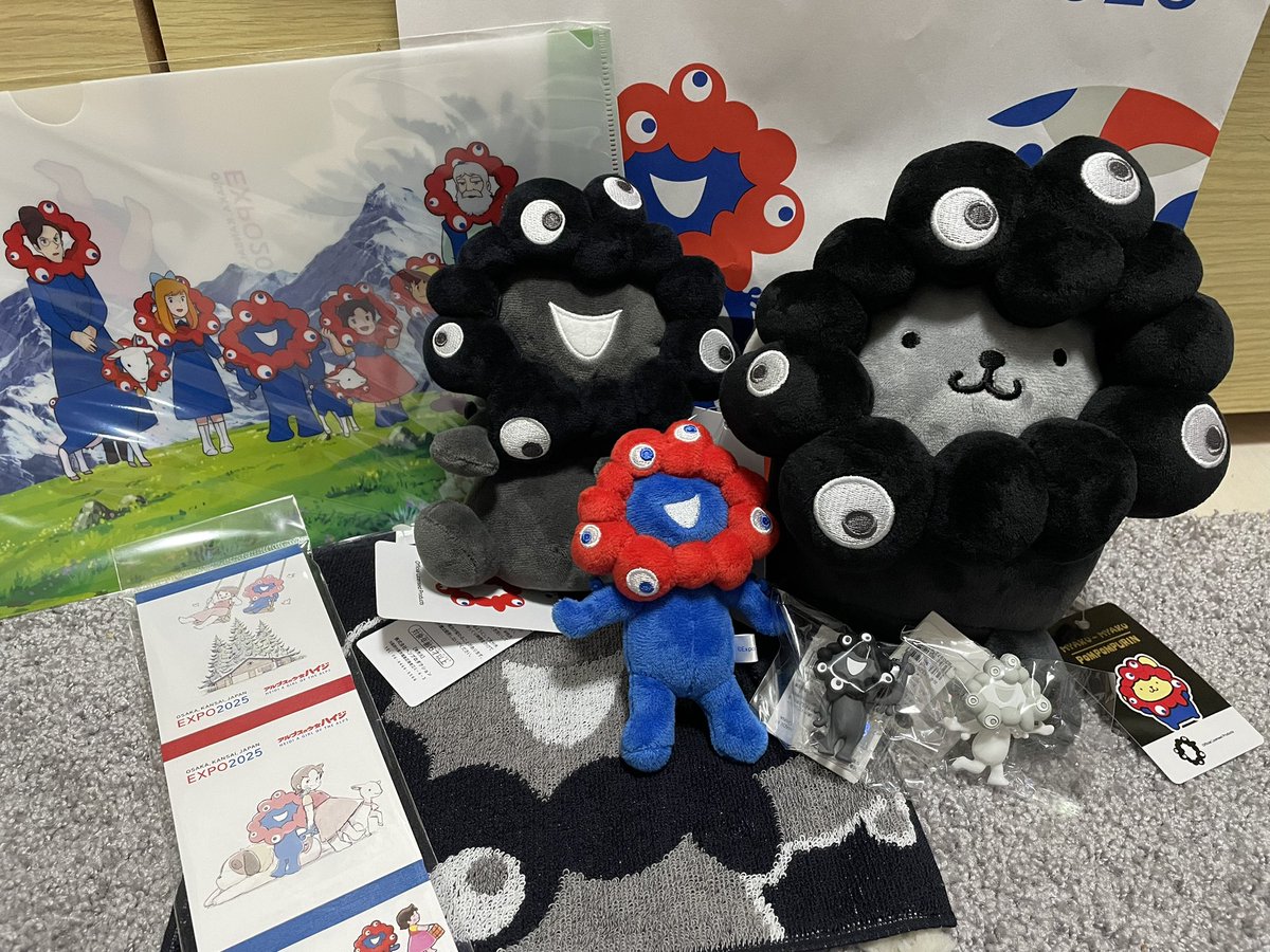 PIKASFC20221's tweet photo. 大阪に遊びに来てます😀
今日エキマルシェを通ったらなんか見覚えのある行列に遭遇、条件反射で並んでしまい衝動買いw
会期中は幻だった黒ミャクを思いがけずゲット🖤黒ポムプリンは社会人頑張ってる子供へプレゼント。
恐らく私の最後の万博グッズ。久しぶりにアドレナリンが出ました！懐かしい！ https://t.co/v30OPZdp2M